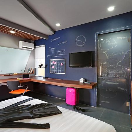 Berry Biz Hotel Sunset Road Seminyak Exterior foto